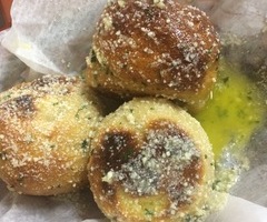 The Best Garlic Knots